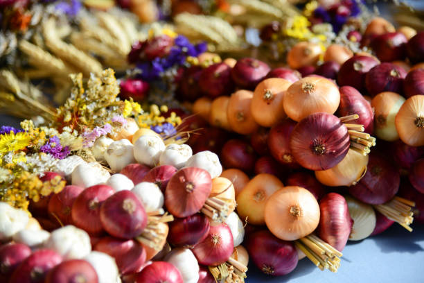 istock Onion plaits at traditional market in Weimar, Germany 964242120