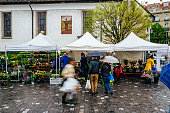 menschen-im-markt.jpg?b=1&s=170x170&k=20&c=VZZ-GEp5yvR00s4_LoH8F1A3glQ9yaFA1jBaXKOm4p0=