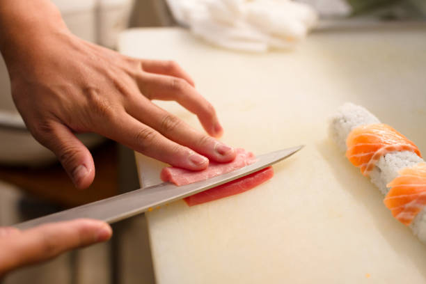 z bliska na rękach japońskiego szefa kuchni sushi sashimi 's nóż. - built structure people japan sharp zdjęcia i obrazy z banku zdjęć