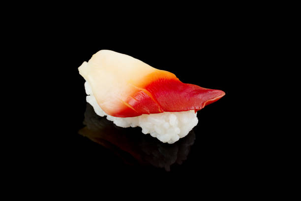 nigiri sushi o sushi de surf clam (hokkigai). - nigiri fotografías e imágenes de stock