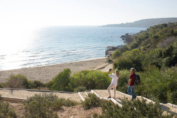 para odkrywać konnos beach z chodnika, ayia napa - sunrise beach couple hiking zdjęcia i obrazy z banku zdjęć