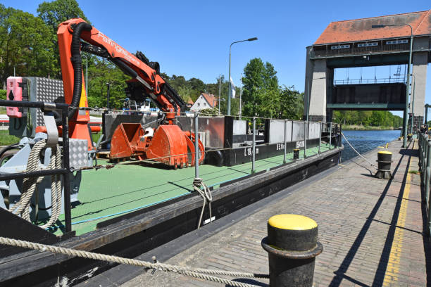 szene an eine historische schleuse auf dem wasserweg "teltowkanal" in der nähe von berlin - teltow stock-fotos und bilder