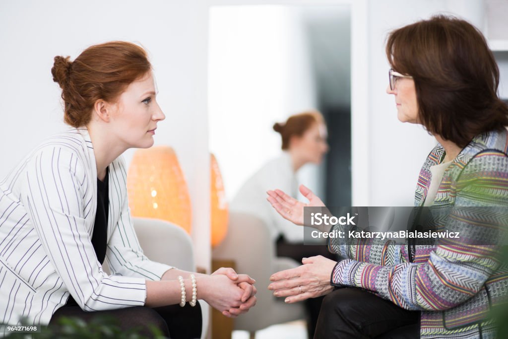 Mulher a falar com o paciente - Foto de stock de Discussão royalty-free