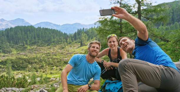 randonneurs prenant selfie - hiking young women outdoors t shirt photos et images de collection