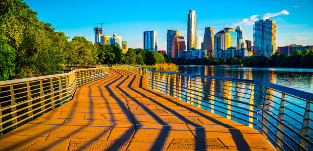 líneas abstractas de austin texas en el horizonte - puente peatonal fotografías e imágenes de stock