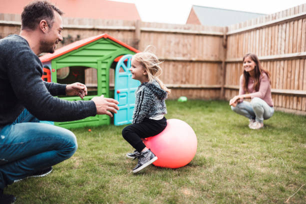 그녀의 공을 수신 거부와 그녀의 부모 야외에서 노는 아이 - outdoor toy 뉴스 사진 이미지