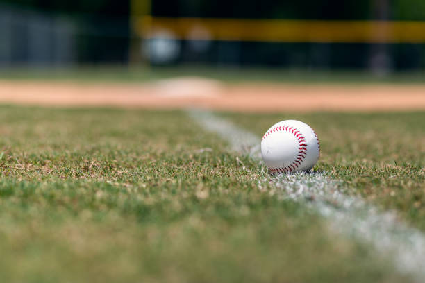 béisbol en línea asquerosa - baseball baseball diamond grass baseballs fotografías e imágenes de stock