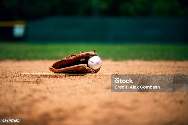 Photo libre de droit de Gant De Baseball Sur Le Monticule De Pichets banque d'images et plus d'images libres de droit de Balle de baseball - Balle de baseball, Baseball, Fond