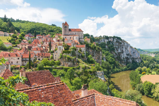 pueblo de saint-cirq-lapopie en el departamento de lot en francia. - lot fotografías e imágenes de stock