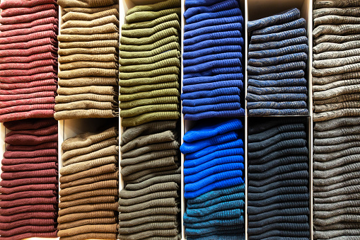 istock Estantes de madera con pila de diferente color calcetines en una tienda de ropa. 964309138