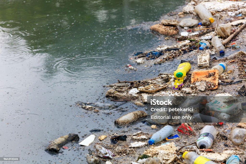 Contaminación Del Agua Contaminación De Los Mares Foto de stock y más banco  de imágenes de 2018 - iStock