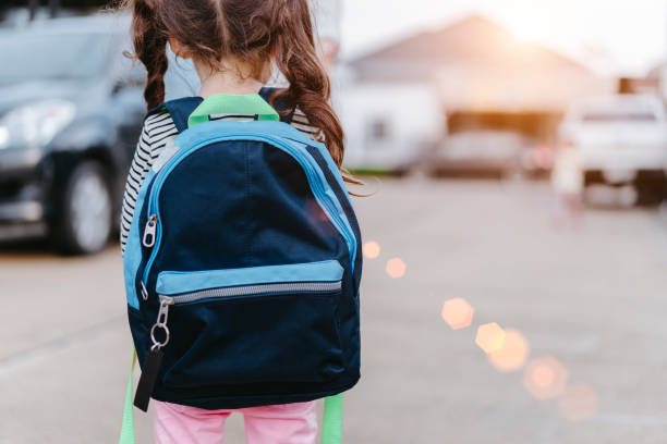 mère d’attente enfants fille obtenir votre dos à la maison après une étude de l’école. - cartable photos et images de collection