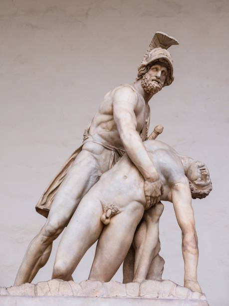 menelau, apoiando o corpo da escultura de pátroclo - classical greek roman statue warrior - fotografias e filmes do acervo