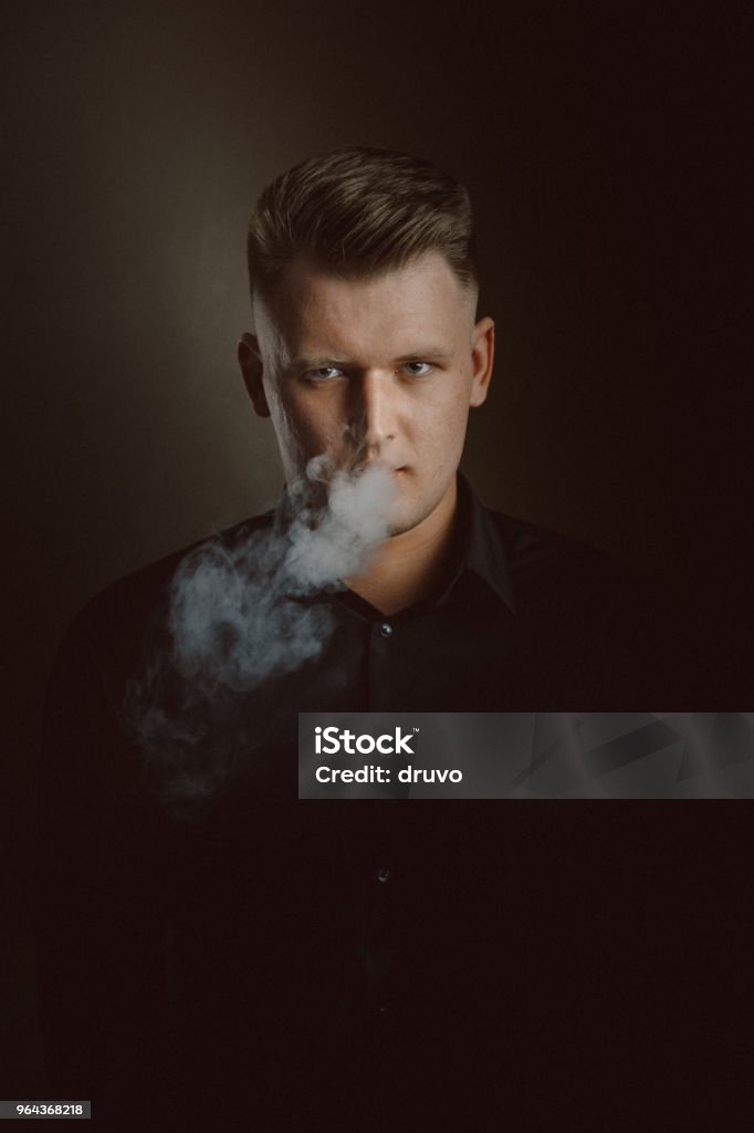 Retrato de homem jovem fumar - Foto de stock de 30 Anos royalty-free
