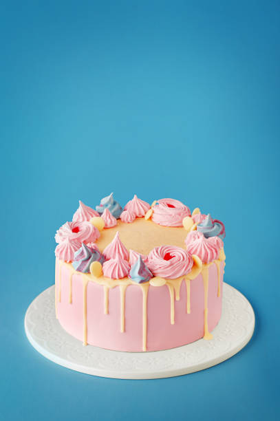торт ко дню рождения изолирован на синем фоне. день рождения украсил торт свечами и блестками. копирование пространства - 4684 стоковые фото и изображения