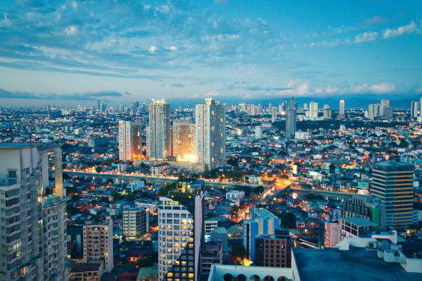 vista aérea en el distrito de negocios de crepúsculo de makati, manila, filipinas - manila philippines makati city fotografías e imágenes de stock