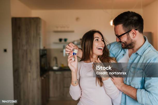 Junger Mann Überrascht Seine Frau Oder Ein Mädchen Mit Neuer Wohnung Stockfoto und mehr Bilder von Familie