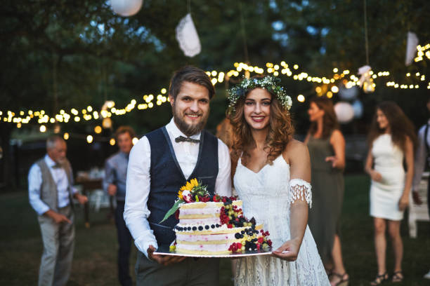 花嫁と花婿の家の裏庭に外の結婚披露宴でケーキを保持します。 - wedding cake newlywed wedding cake ストックフォトと画像