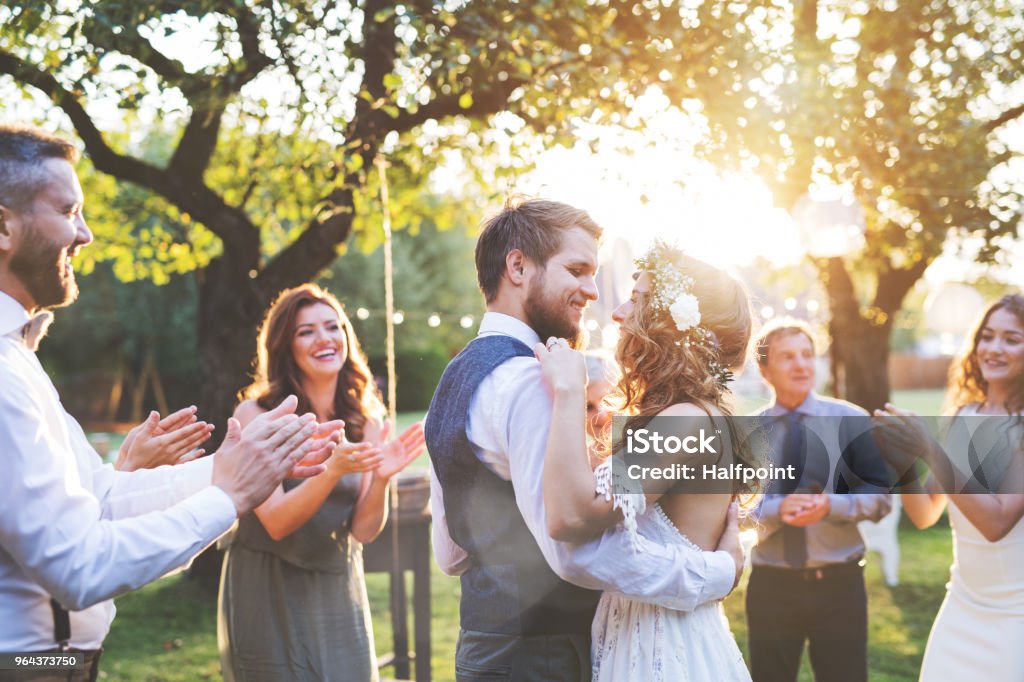 Novia y el novio bailando en la recepción de la boda fuera en el patio trasero. - Foto de stock de Boda libre de derechos