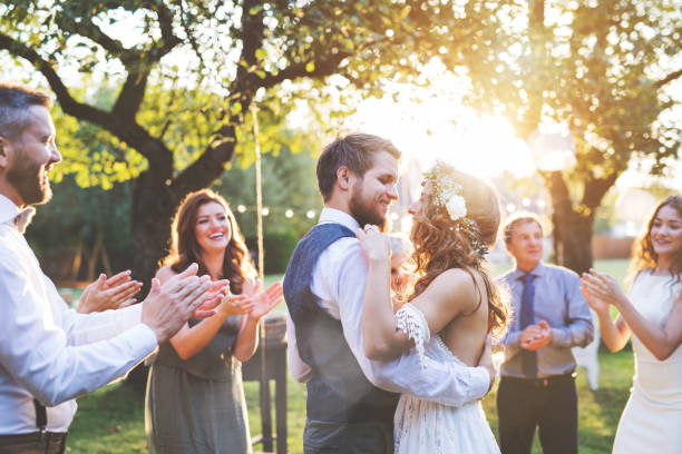 bruid en bruidegom dansen op bruiloft receptie buiten in de achtertuin. - wedding stockfoto's en -beelden