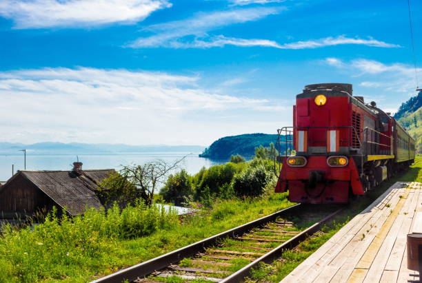 arrival of the locomotive on the platform - non urban scene railroad track station day imagens e fotografias de stock