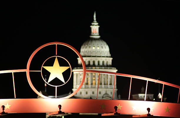 star of texas z budynek kapitolu stanowego w nocy - texas state flag texas dome austin texas zdjęcia i obrazy z banku zdjęć