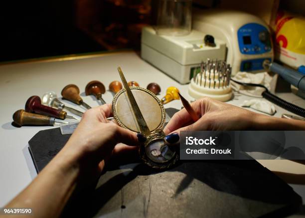 Foto de O Gravador Coloca Uma Marcação Na Medalha Sobre O Colar e mais fotos de stock de Antigo