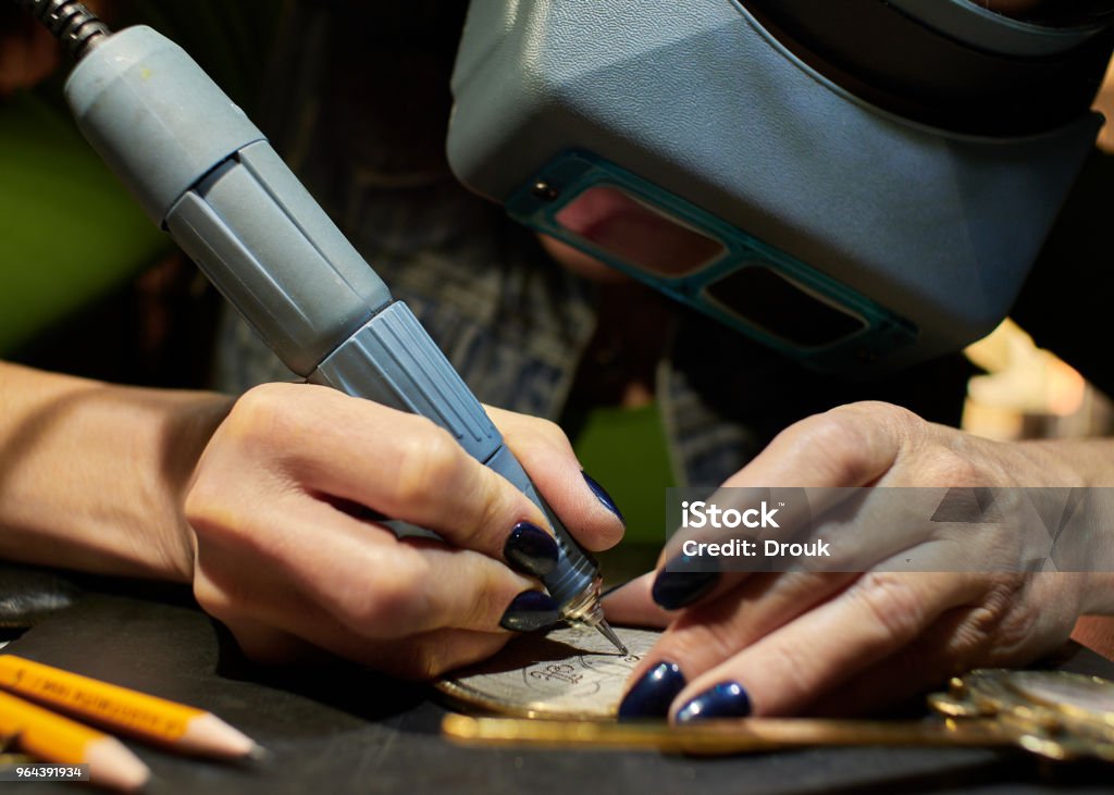 graveur graver le dessin sur le croquis. - Photo de Objet gravé libre de droits