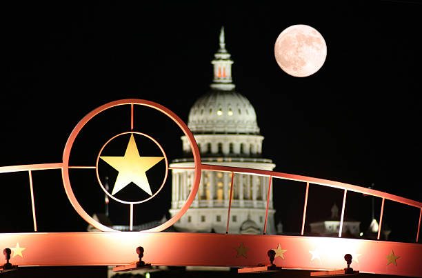 estrella de texas y el edificio del capitolio del estado de noche - texas state flag texas dome austin texas fotografías e imágenes de stock