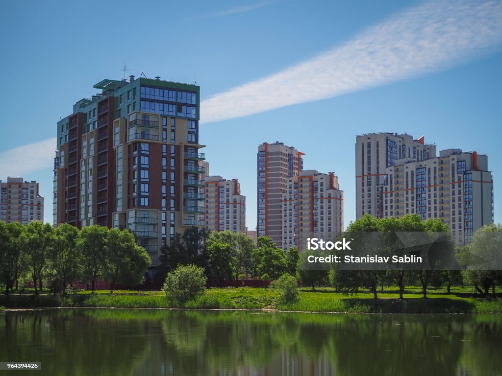 Parque da cidade sob o céu azul com o centro da linha do horizonte ao fundo - Foto de stock de Arquitetura royalty-free