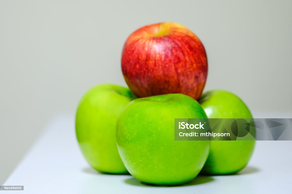 Close up van verse rode en groene appel op tafel. - Royalty-free Appel Stockfoto