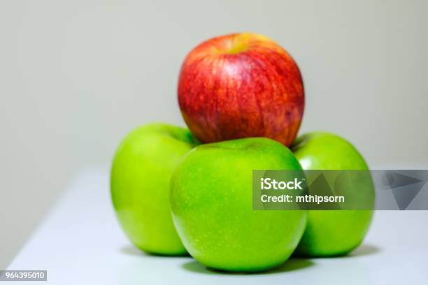 Close Up Van Verse Rode En Groene Appel Op Tafel Stockfoto en meer beelden van Appel - Appel, Biologisch, Boodschappen