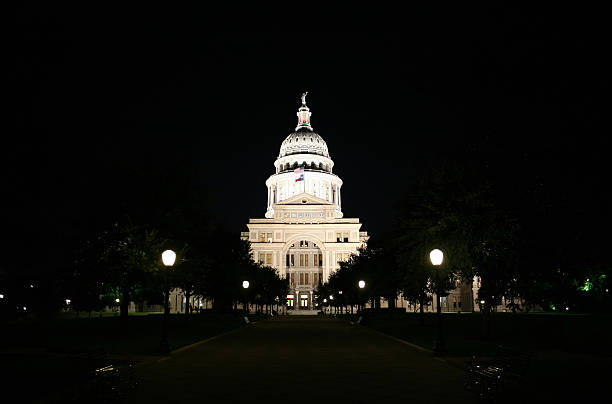 budynek kapitolu stanowego w nocy w centrum austin, teksas - texas state flag texas dome austin texas zdjęcia i obrazy z banku zdjęć