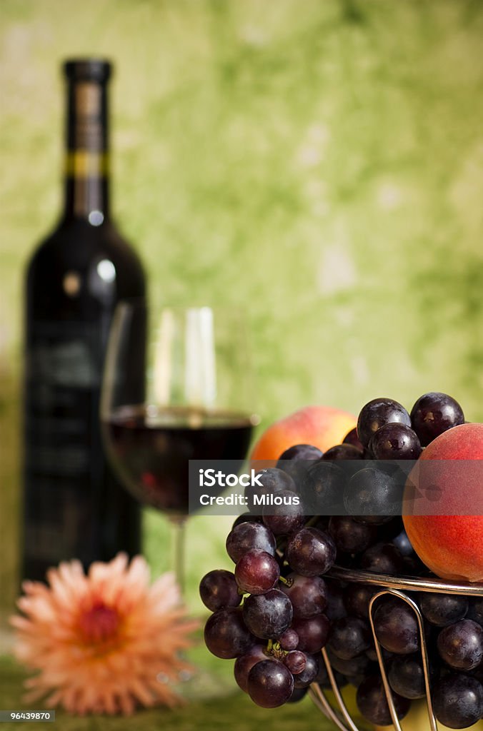 Videira com uvas vermelhas e flores - Foto de stock de Bebida royalty-free