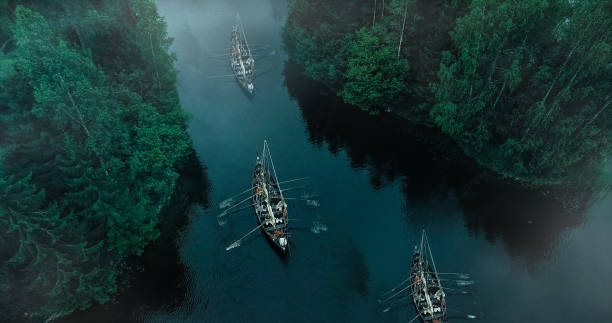 aerial shot d’une ligne de viking de voile des navires sur le fleuve. reconstitution médiévale. - viking photos et images de collection