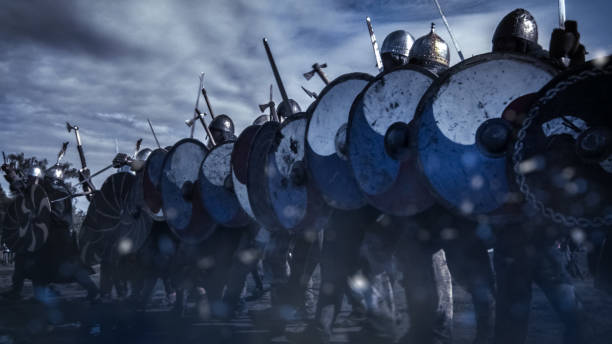 tiro de avanzar ejército de guerreros vikingos. recreación medieval. - public land fotografías e imágenes de stock