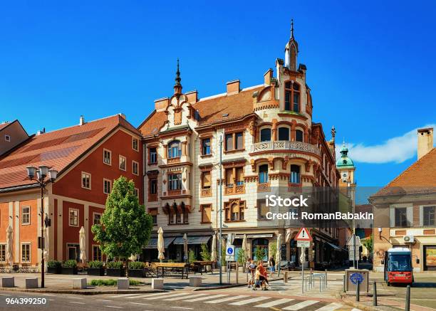 Rotovz Stadhuisplein Maribor Stockfoto en meer beelden van Alleen volwassenen - Alleen volwassenen, Antiek - Toestand, Architectuur