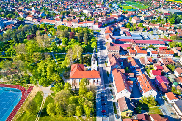 vista aérea cidade de koprivnica, podravina região da croácia - koprivnica croatia - fotografias e filmes do acervo