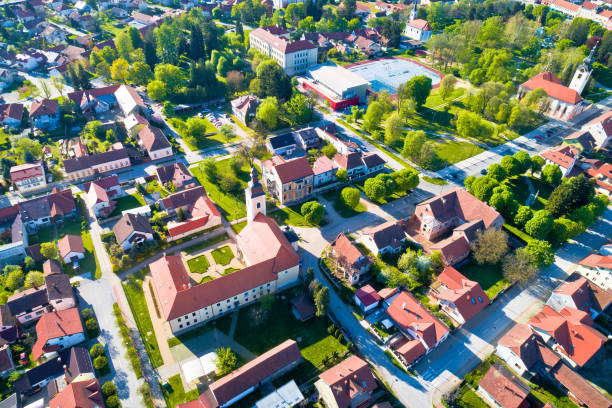 vista aérea cidade de koprivnica, podravina região da croácia - koprivnica croatia - fotografias e filmes do acervo