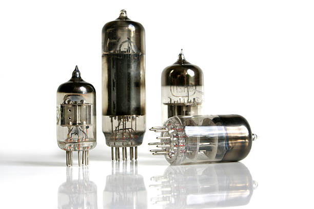 lampe et radio - vacuum tube old technology retro revival photos et images de collection