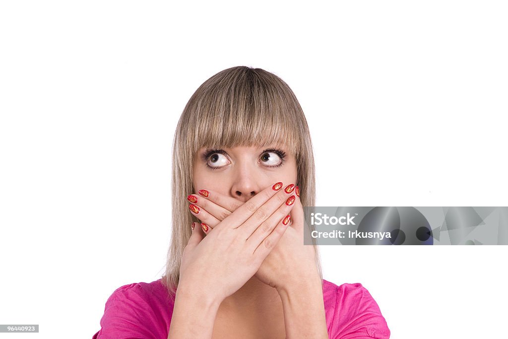 과묵. 젊은 여자 자신의 위의 손가락 입술모양. - 로열티 프리 개념 스톡 사진
