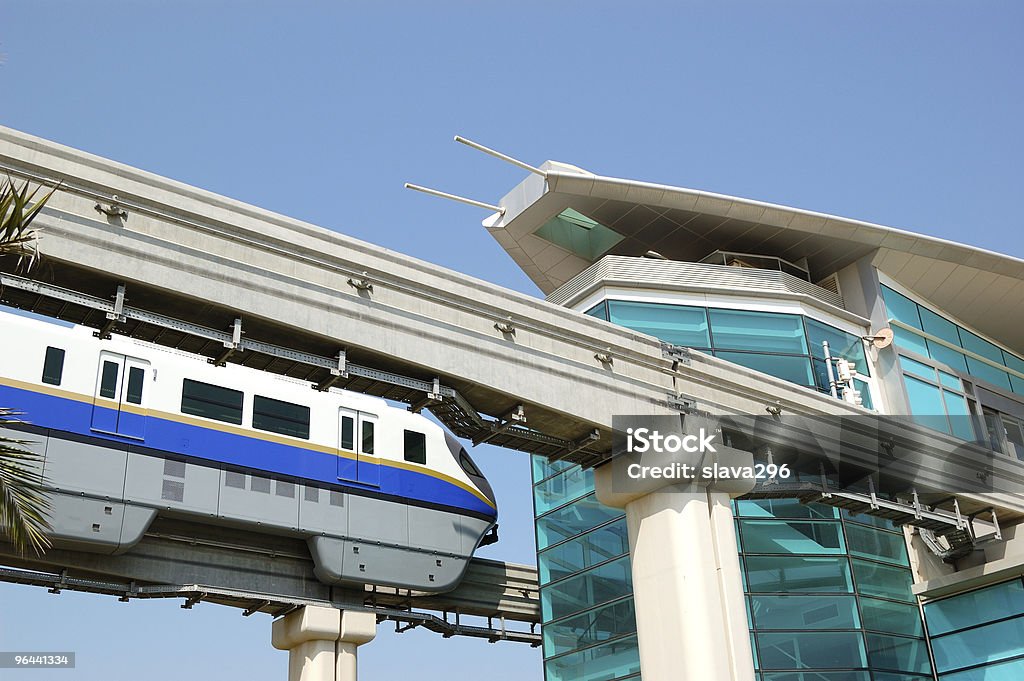 The Palm Jumeirah monorail станция и железнодорожный, Дубай, ОАЭ - Стоковые фото Антенна роялти-фри