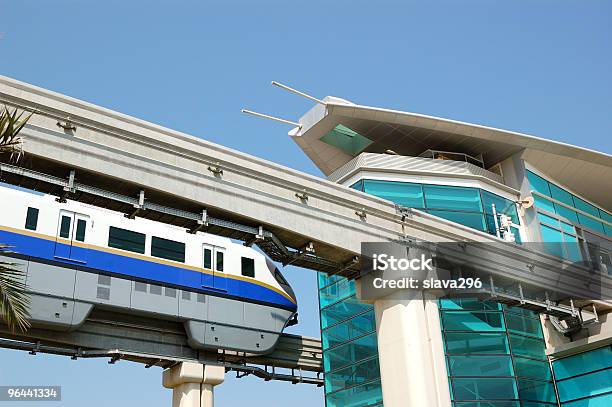 The Palm Jumeirah Monorail Станция И Железнодорожный Дубай Оаэ — стоковые фотографии и другие картинки Антенна