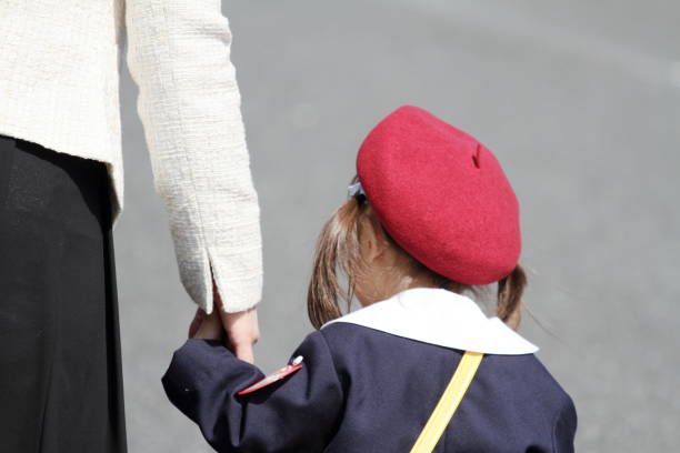 japanese girl in kindergarten uniform clasping her mother's hand (3 years old) (retreating figure) - 2 3 years fotos imagens e fotografias de stock