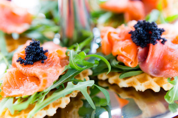 aperitivo de rúcula salmón ahumado - appetizer salmon smoked salmon cracker fotografías e imágenes de stock