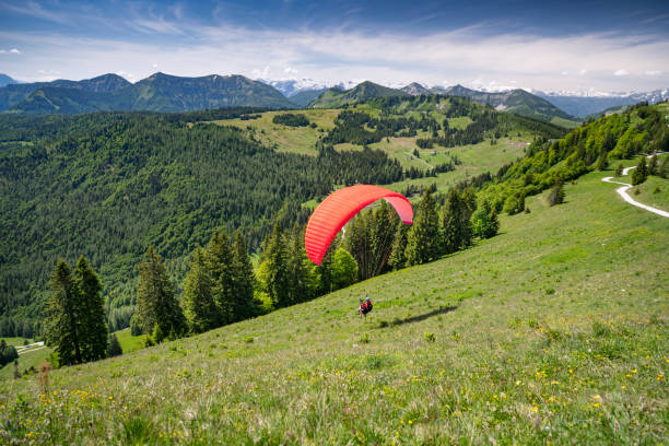 parapente a partir, zwölferhorn, salzkammergut, austria - paragliding sport austria parachuting fotografías e imágenes de stock