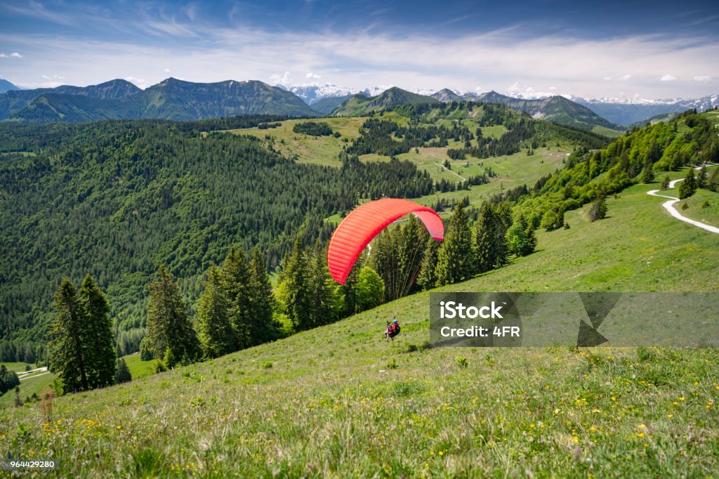 Paraglider starting, Zwölferhorn, Salzkammergut, Austria - Royalty-free Parapente Foto de stock