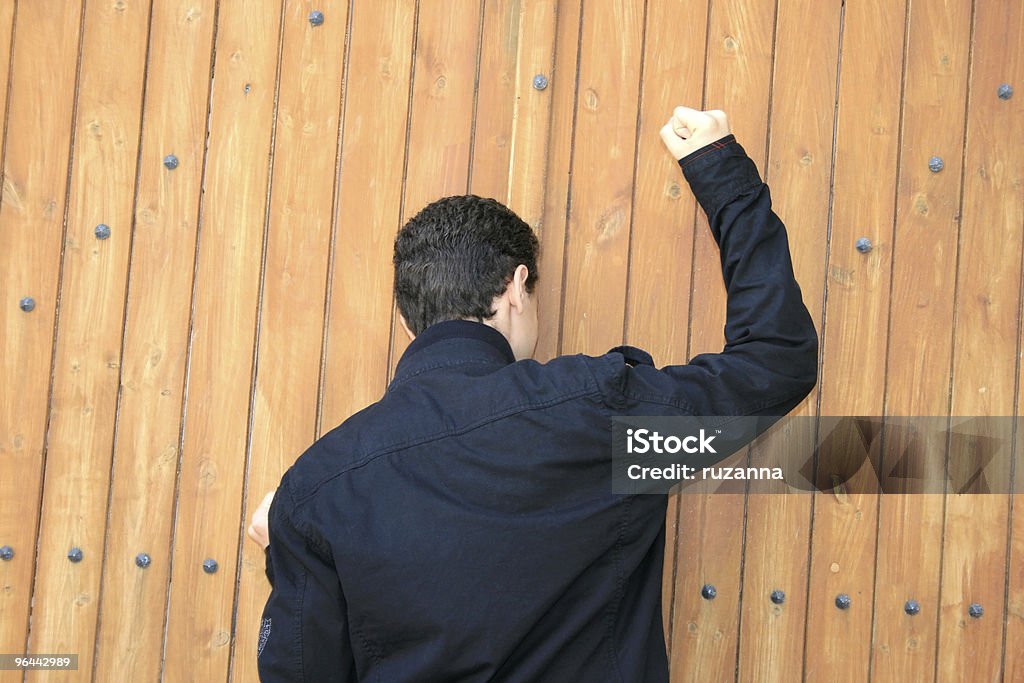 Adolescente tocando la puerta - Foto de stock de Puerta - Entrada libre de derechos