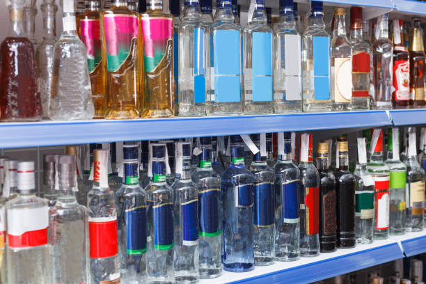 изображение различных напитков в бутылках алкоголя - nodoby стоковые фото и изображения