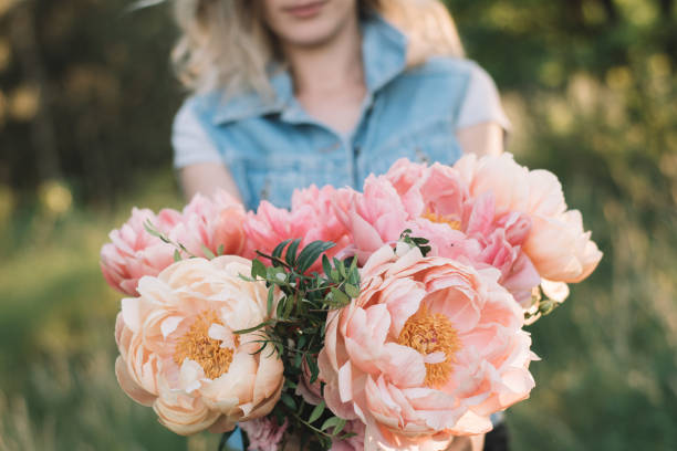 istock Florist with flower bouquet 964433066